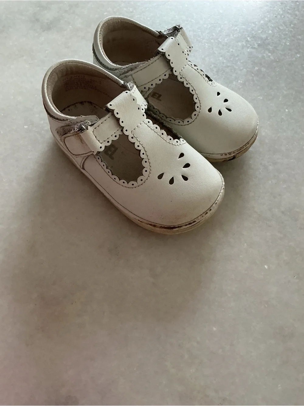 L'Amour White Toddler Mary Jane Shoes with Scallop Trim